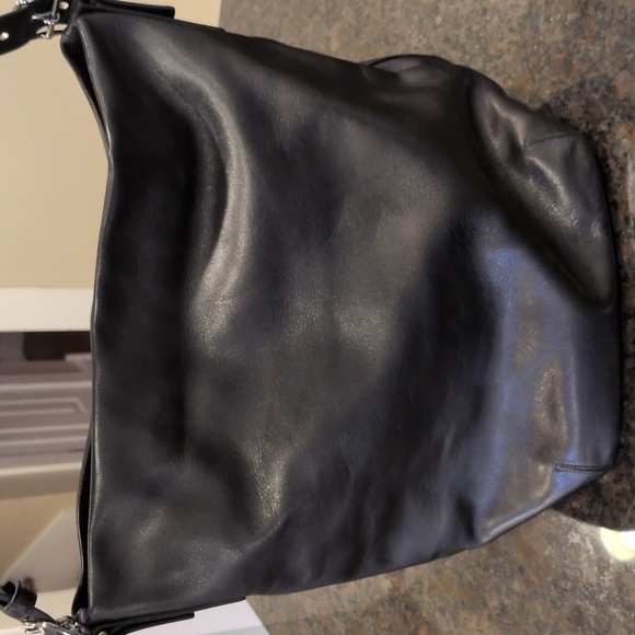 Stylish Black Leather Coach Large Bucket Bag - Picture 5 of 8